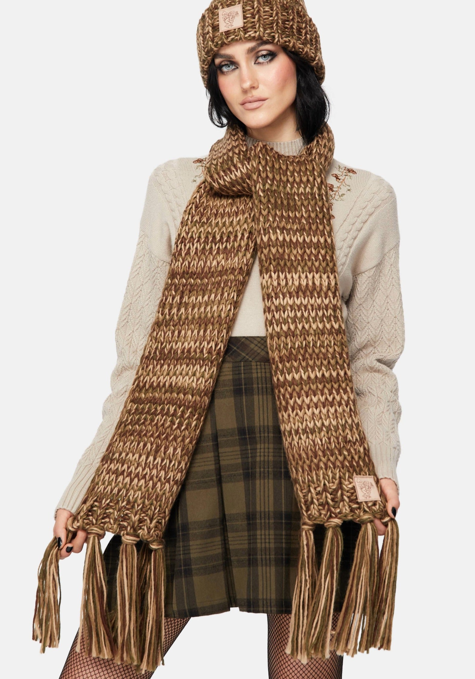 AC3828_DAPHNEBUGPATCHCABLESCARF_1CROP