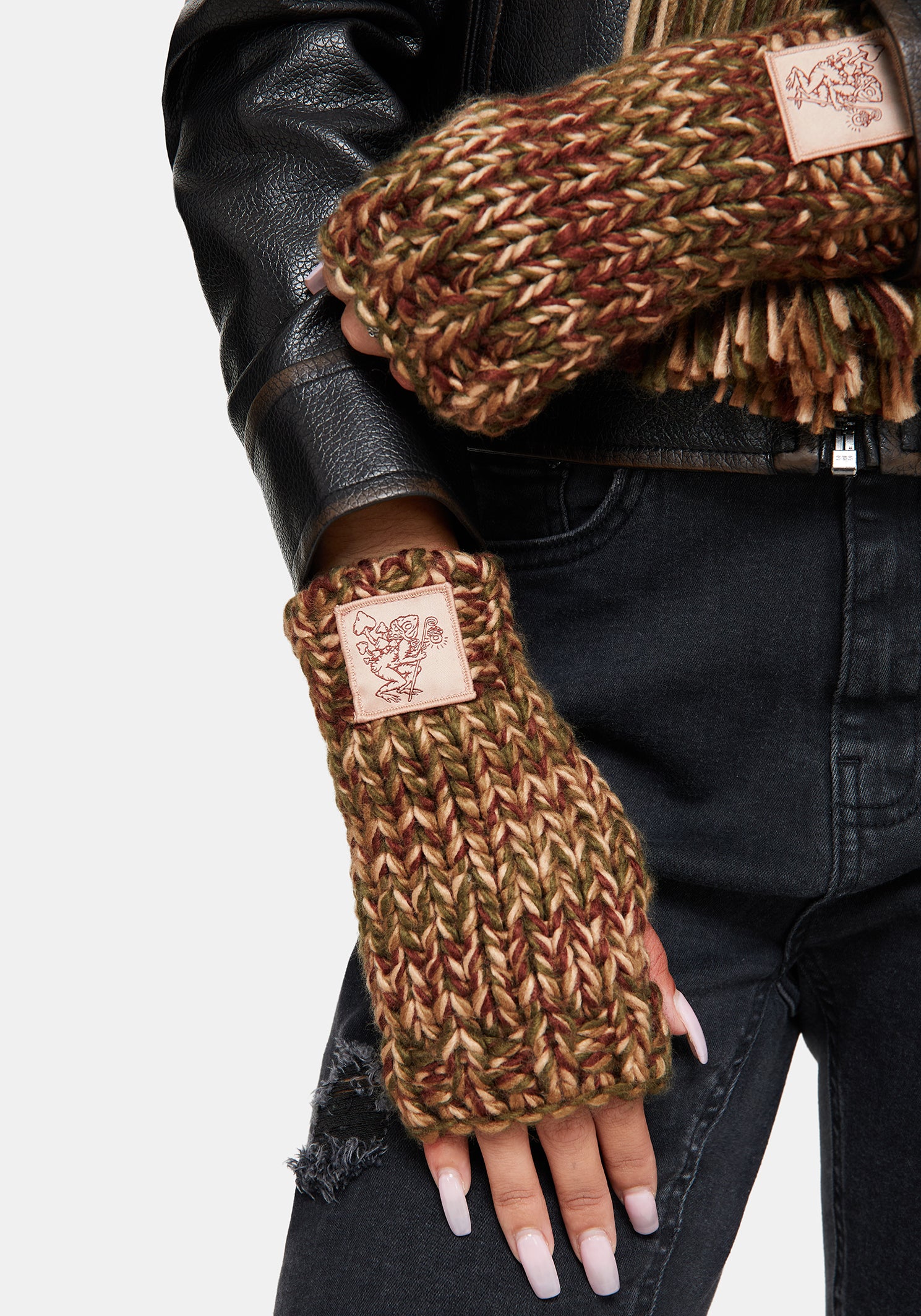 AC3837_DAPHNEFROGPATCHGLOVES6095-2
