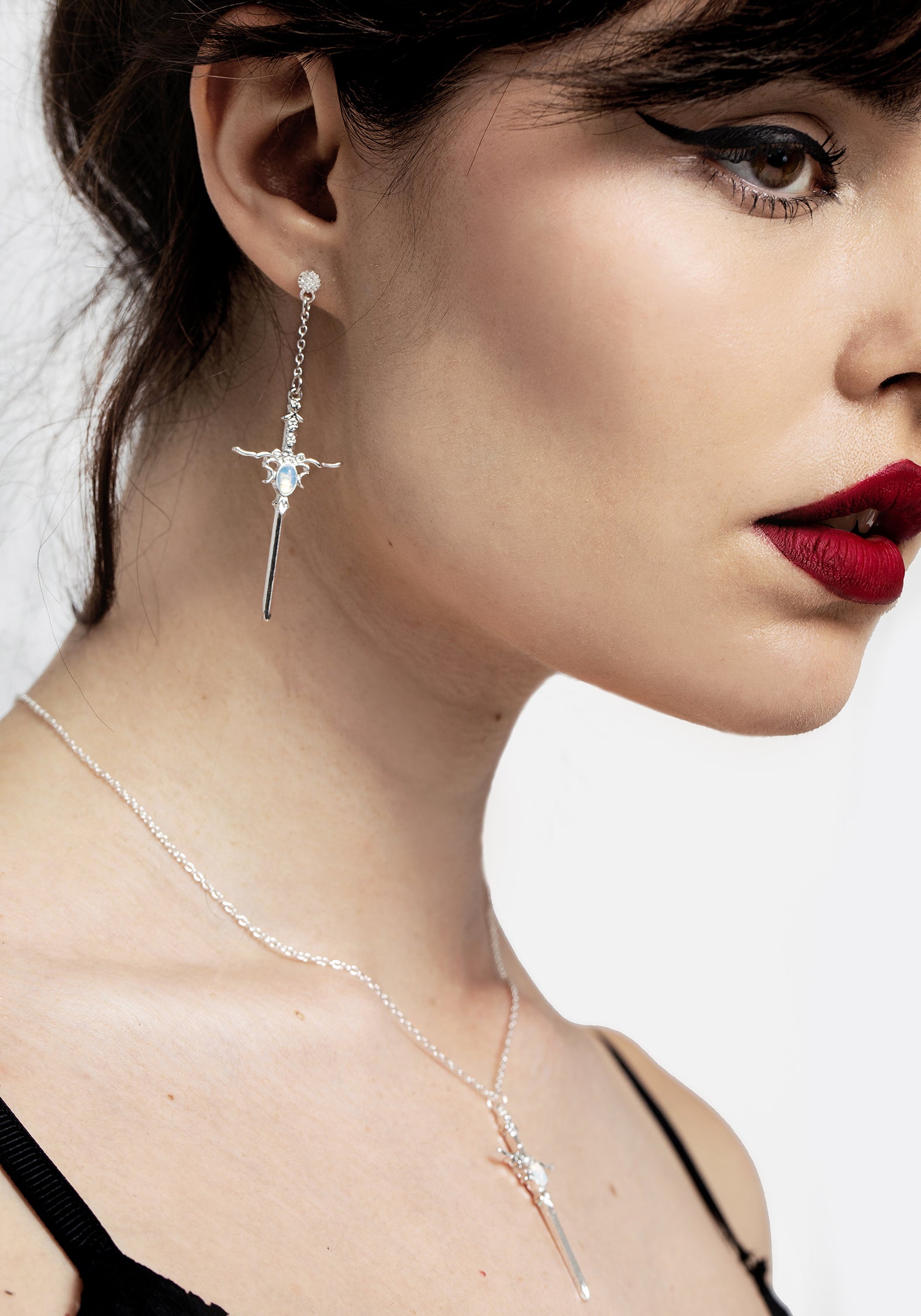 AW23TS419_Galantine_Opal_Sword_Earrings_004