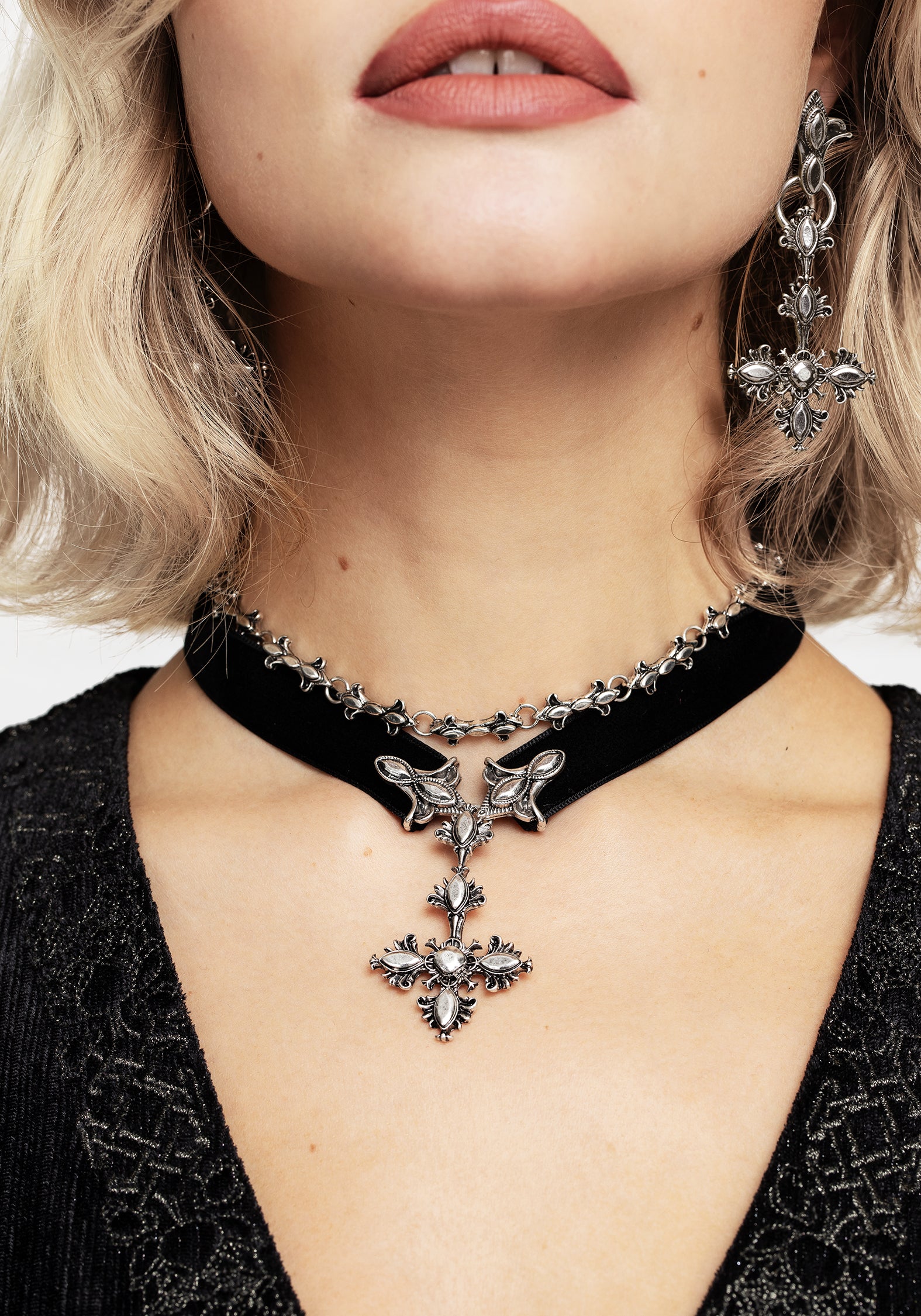 AW24TS933_EDWINACROSSCHOKERNECKLACE_003