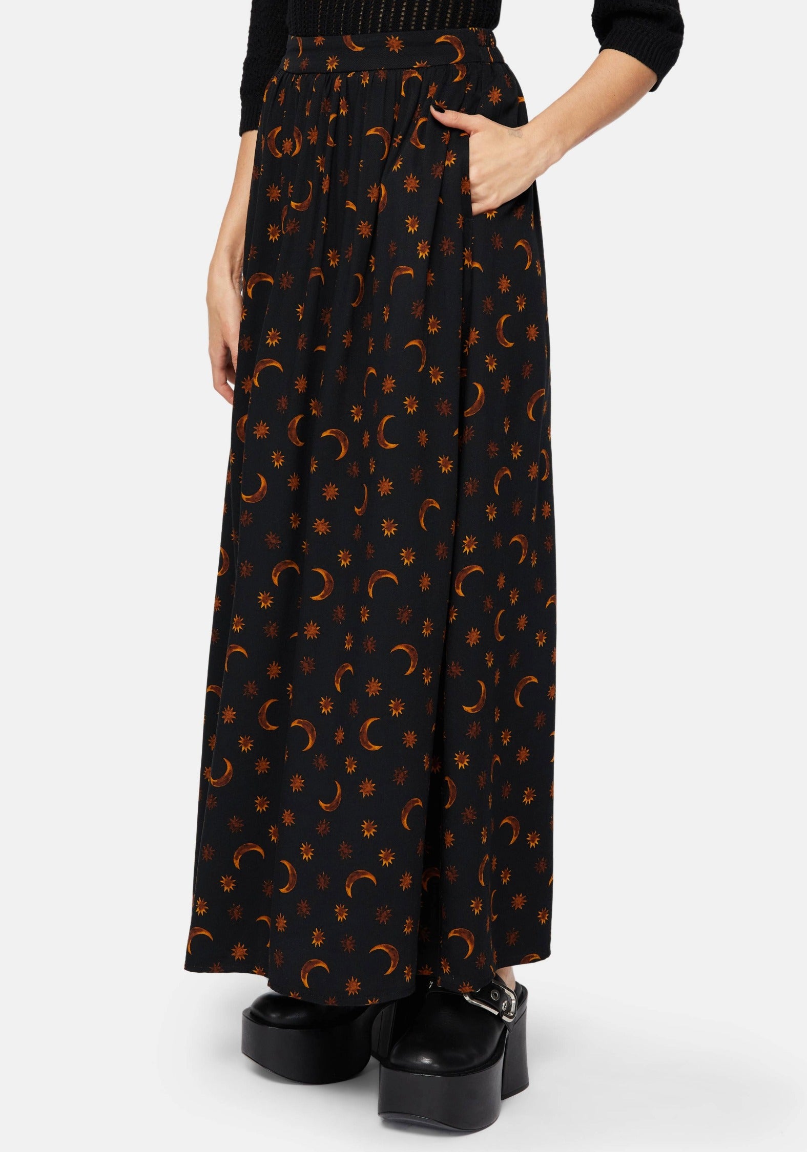 BT2821-UK6_LUNETHCELESTIALPRINTMAXISKIRT_1CROP