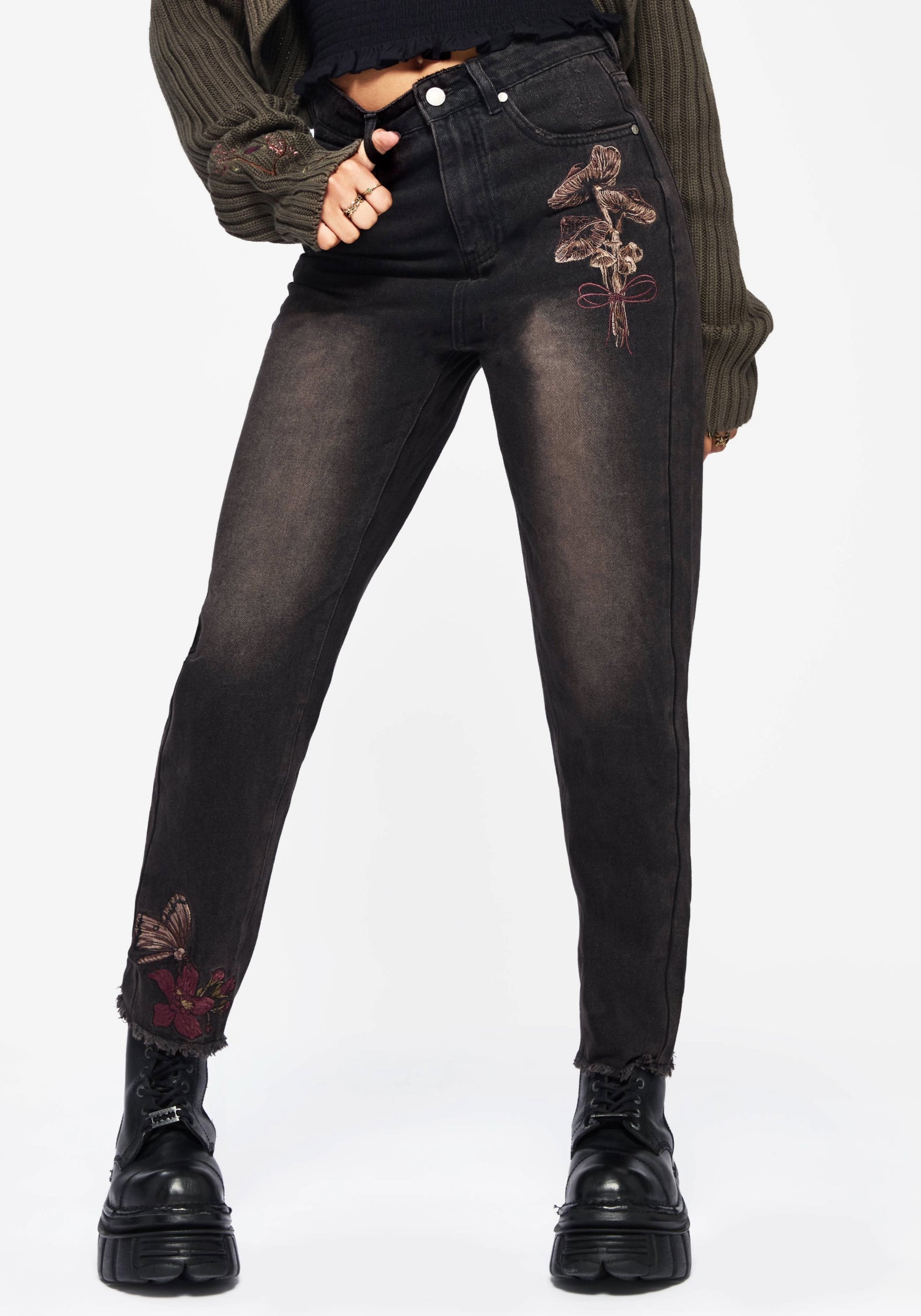 DM2545_VALERIAFLORALMOTHEMBROIDEREDMOMJEANS_035_170CROP