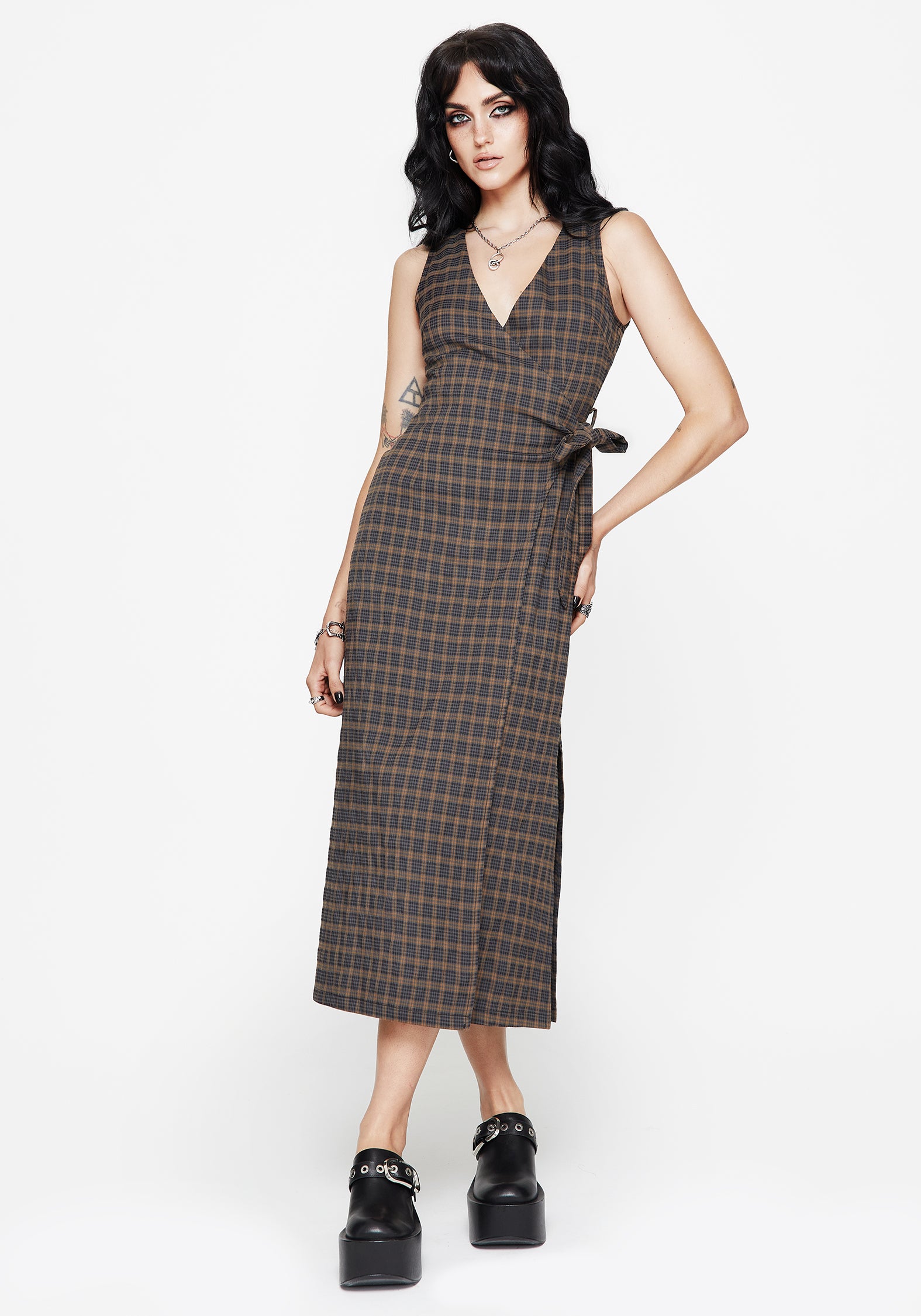 DR1988_ALLURECHECKEDSLEEVELESSMIDAXIWRAPDRESS5530