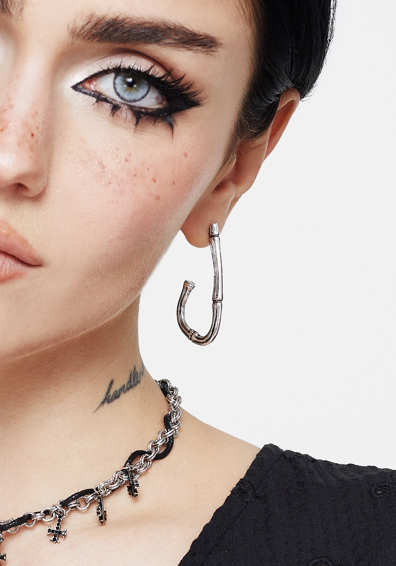 JE2567_BONESCHARMHOOPEARRINGS7506
