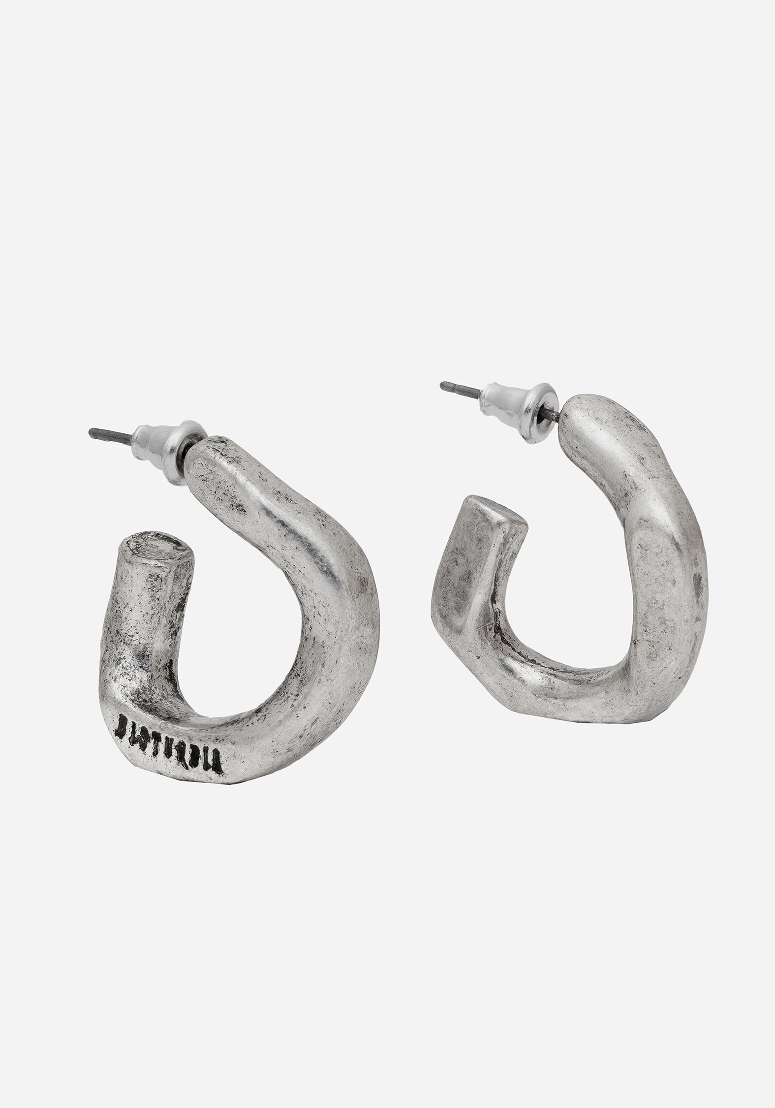 JE2989_DISTURBIACHUNKYHOOPEARRINGS_002