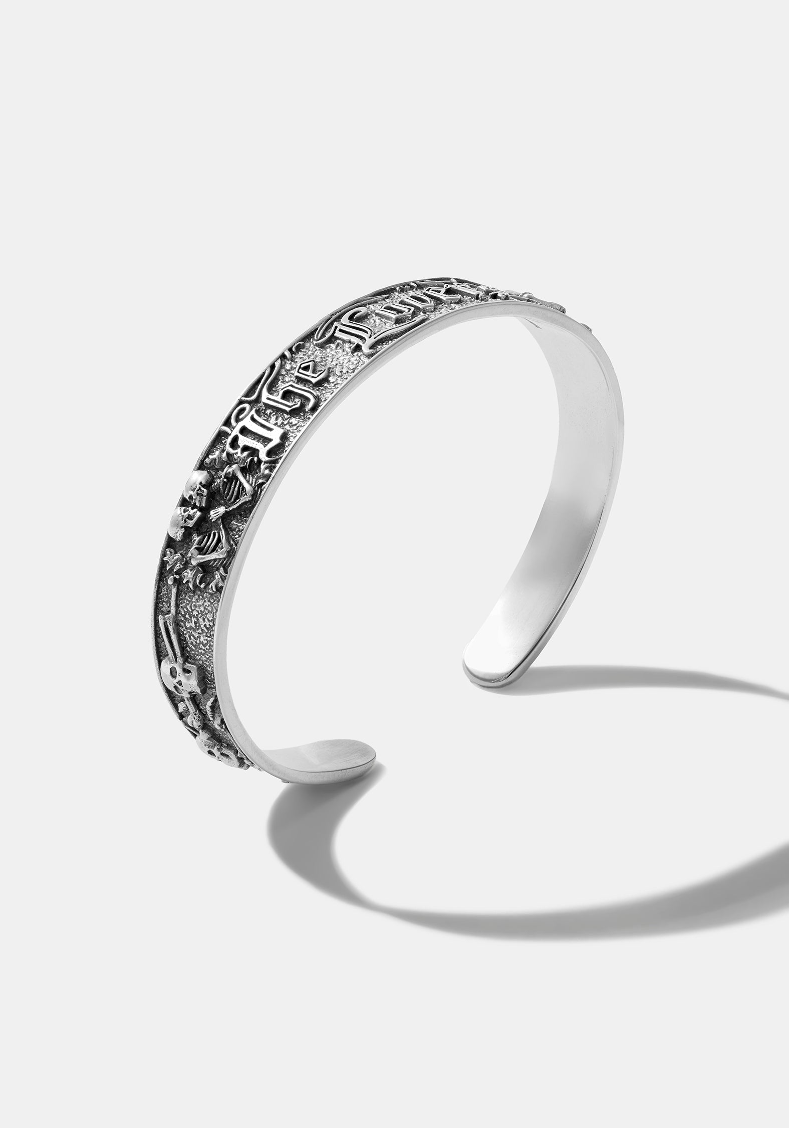 JE4788AmorataLoversterlingSilverBangle_ANGLE2_CLEAN_4e9abbee-2c5a-4399-906c-bb4b863c2ef7