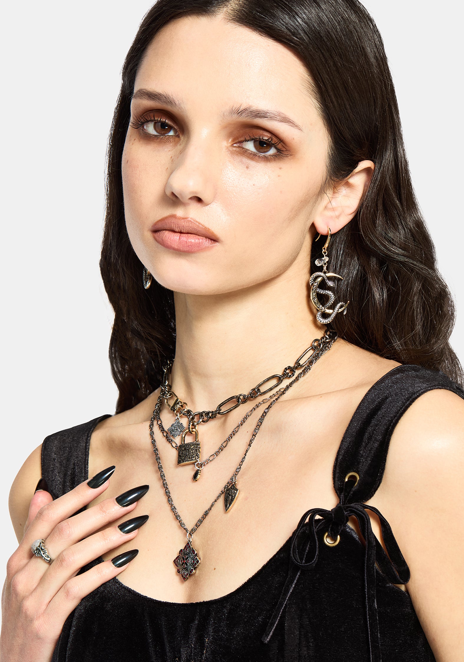 JE5513_GORTHEMIXEDPLATECHARMNECKLACE_3