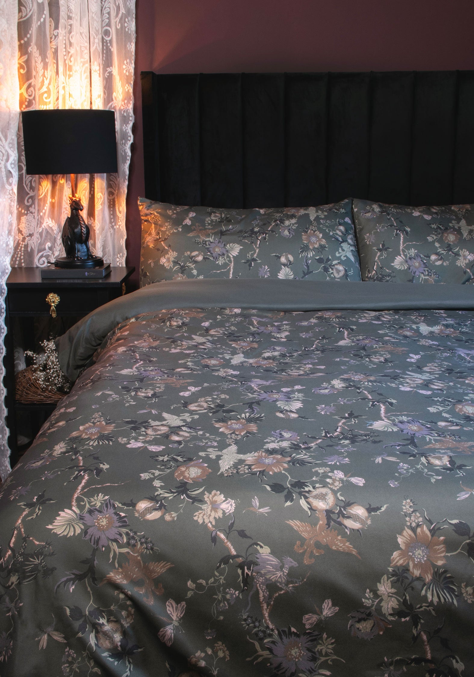 LS4528-Poison-Garden-Bedding-Set-1_16e9cb86-b33a-457c-940a-e14ff3595cad