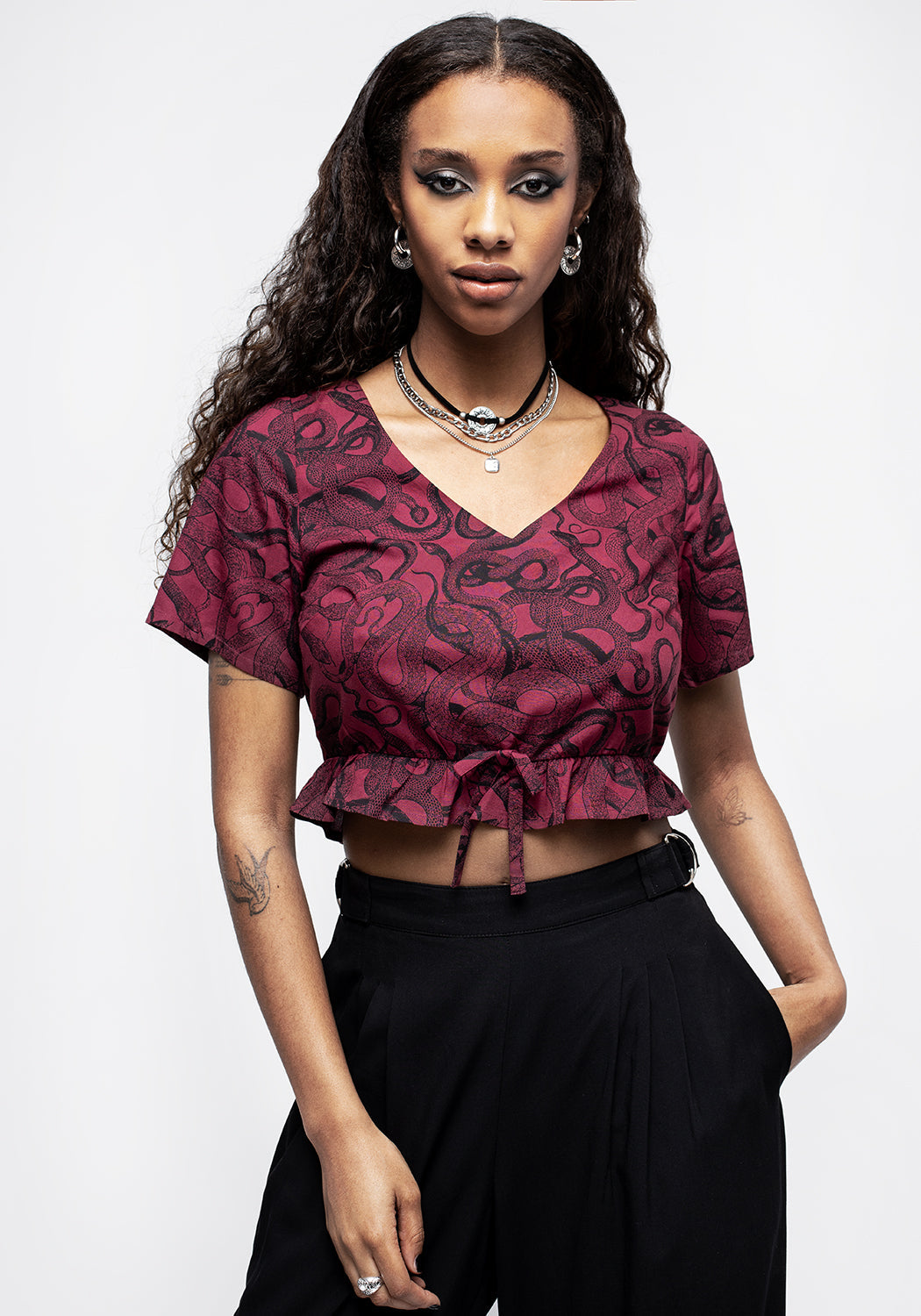 SS23IS463_Ophidia_Red_Snakes_Print_Tie_Detail_Crop_top_002
