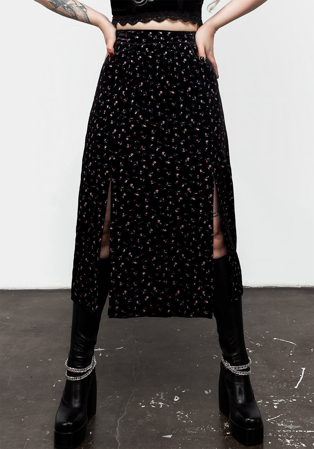 SS23M20_Woe_Midi_Split_Skirt_005