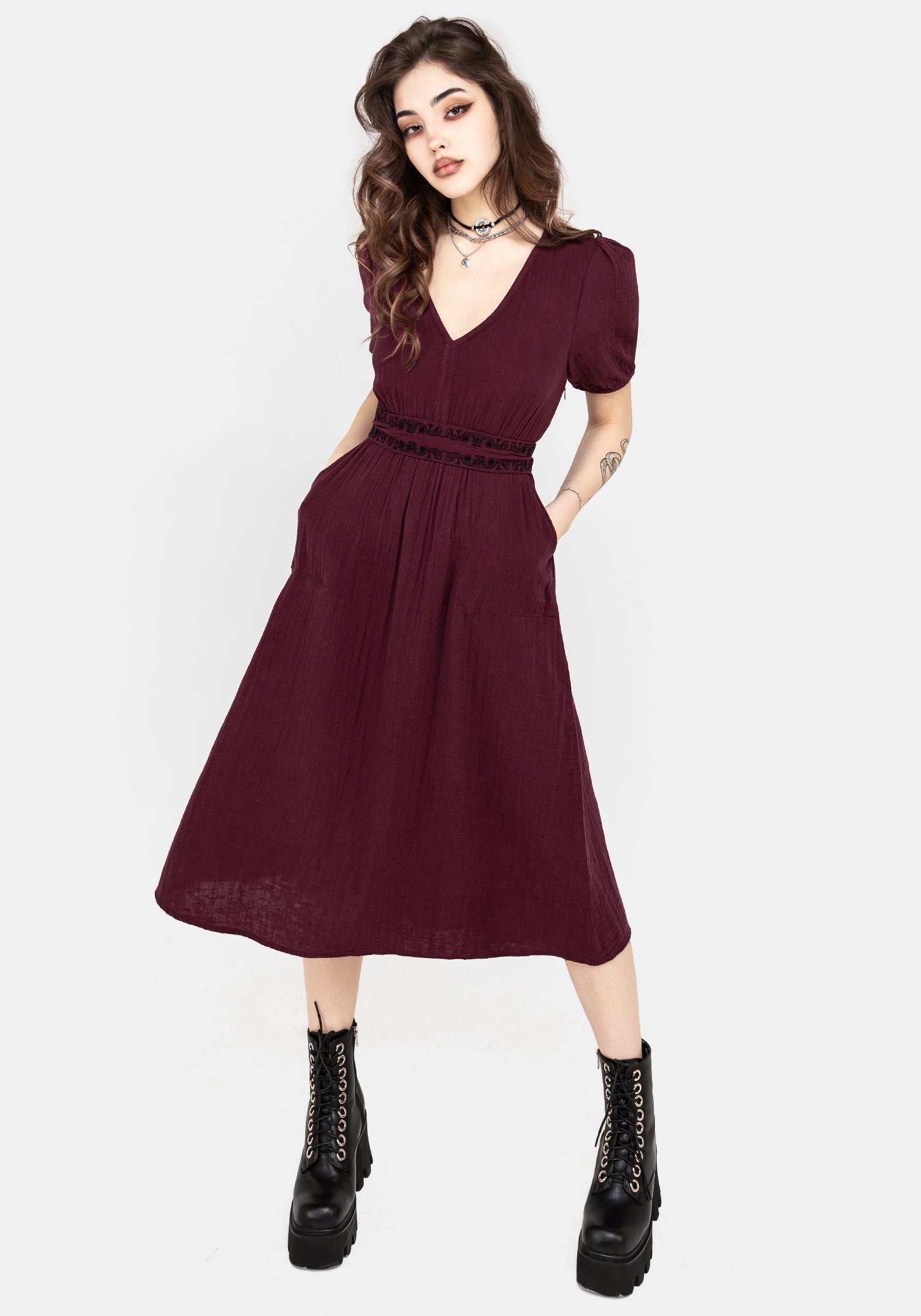 SS24IS459_POULTICEEMBROIDEREDMIDIDRESS_003_3cd7dbc9-4f63-42c6-9575-9c613a4b71ea