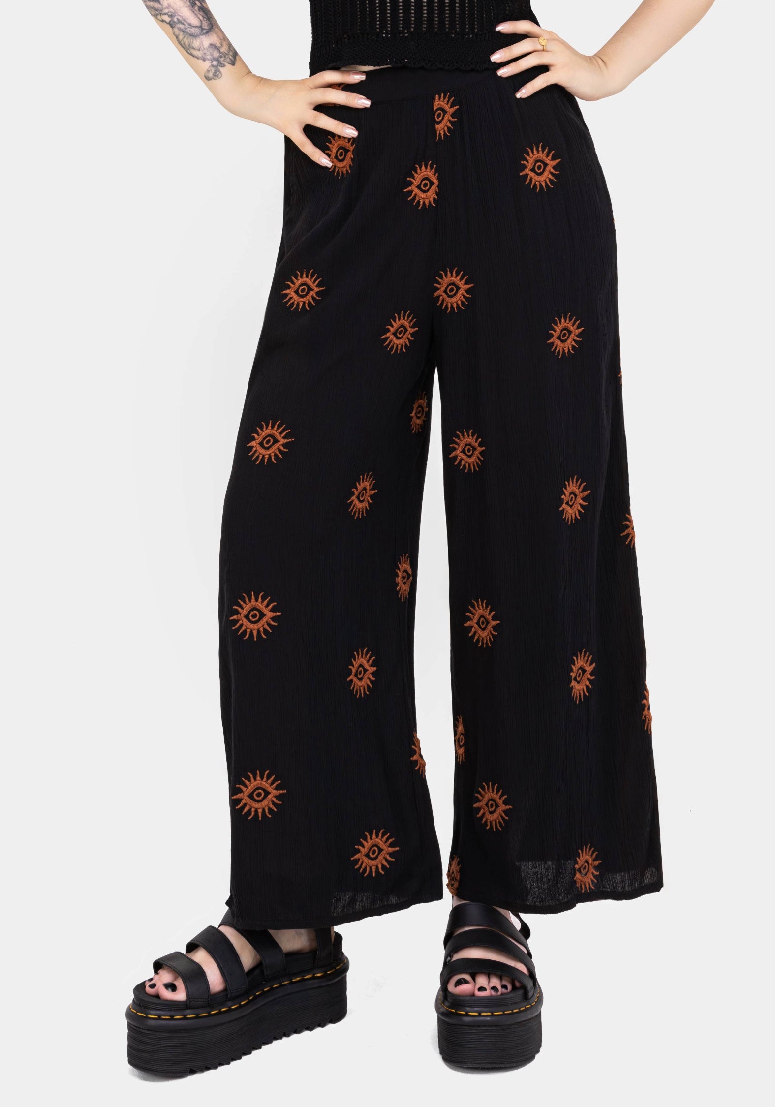 SS25BT1189_SOLSTICEEMBROIDEREDWIDELEGCULOTTE_005CROP