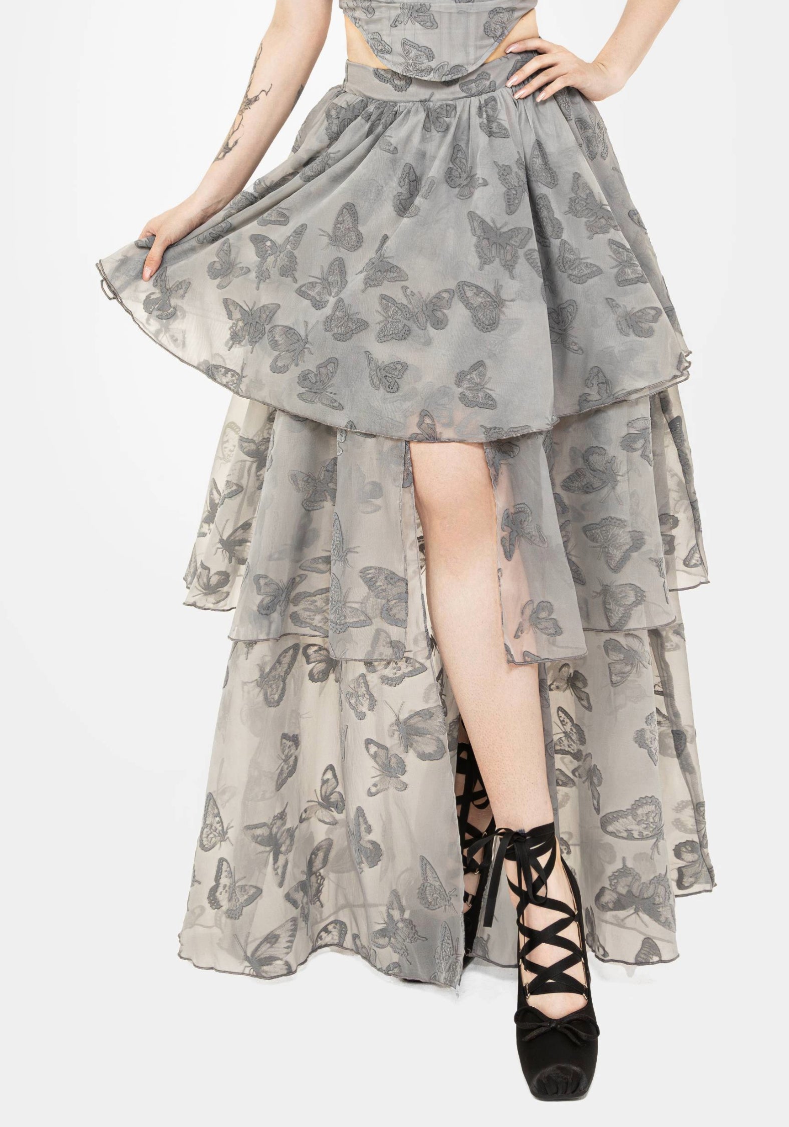 SS25BT1394_VANESSAFRONTSPLITTIEREDFLOCKEDMESHMAXISKIRT_003CROP_325a3dc2-6aec-4869-b194-f2aabeca954f