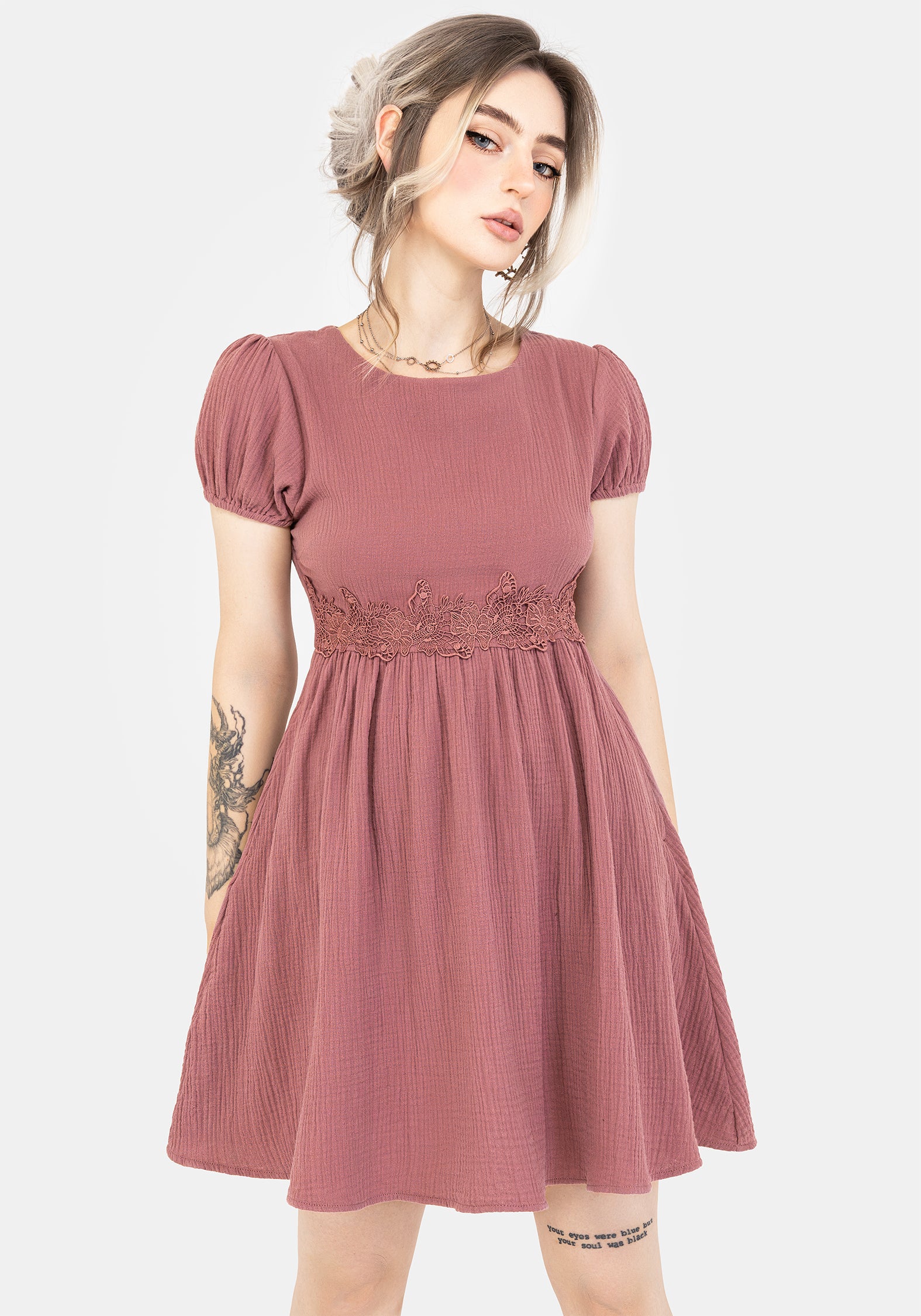 SS25DR1107_ROSAMOTHAPPLIQUETRIMCOTTONMINISMOCKDRESS_003_6aa36b09-c66a-4323-8964-89f47bcd59b9