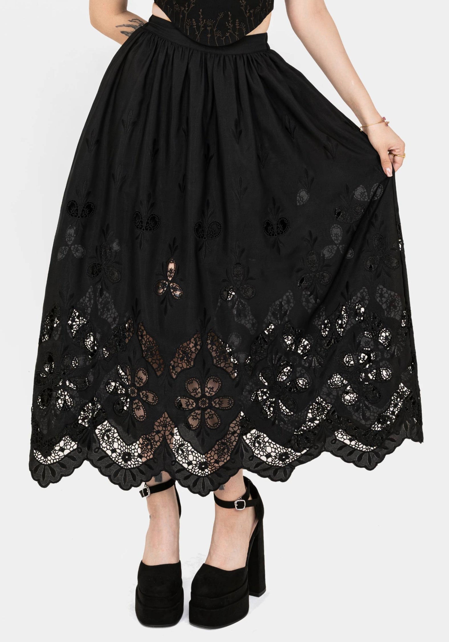 SS25DR1466_MAPLEBRODERIEHEMMAXISKIRT_004CROP