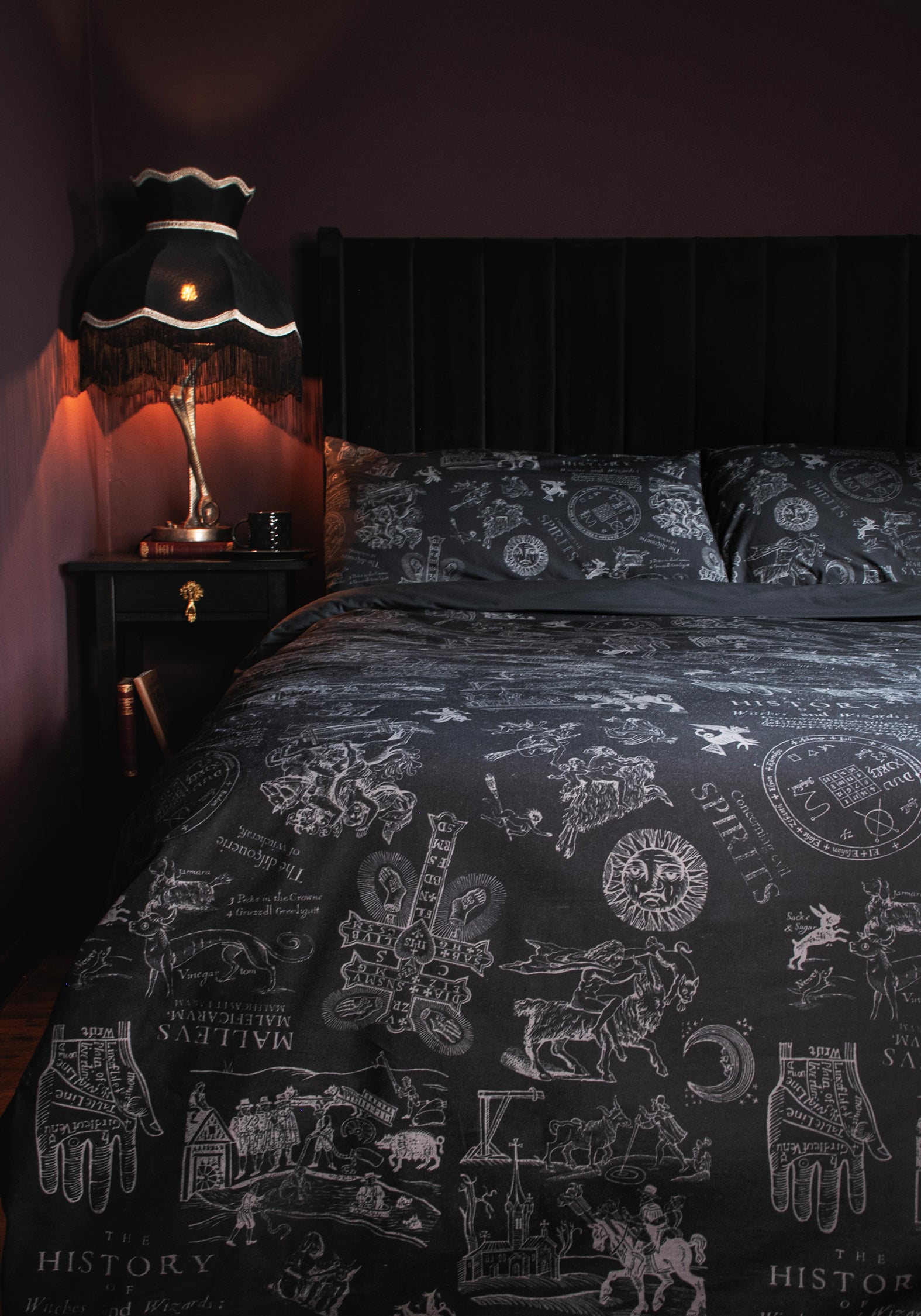 SS25SF944-HERESY-WOODCUT-PRINT-COTTON-BEDDING-SET-LIFESTYLE-1