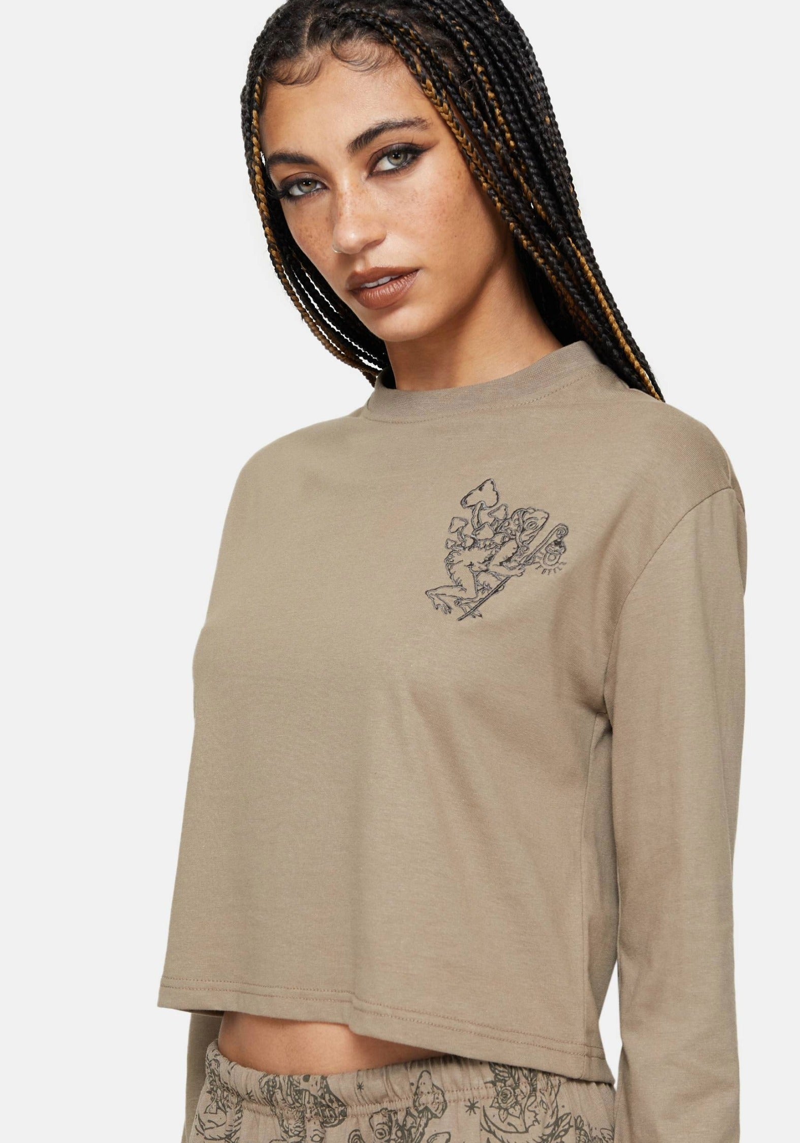 TO3153_HEXBORNBABAYAGAEMBROIDEREDLONGSLEEVETEE6741_jpg
