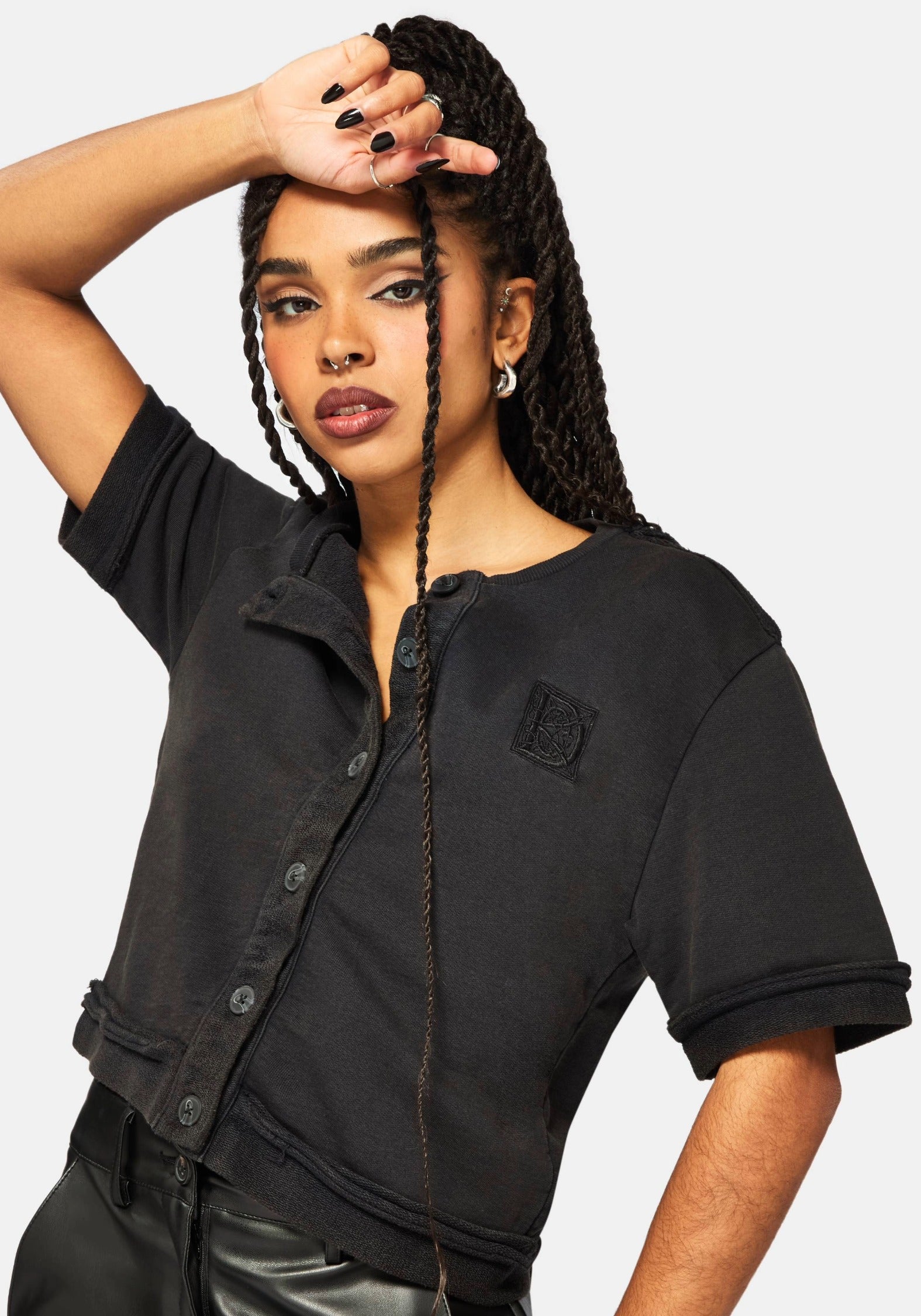 TO3656_IRLAEMBROIDEREDSHORTSLEEVETOP1CROP