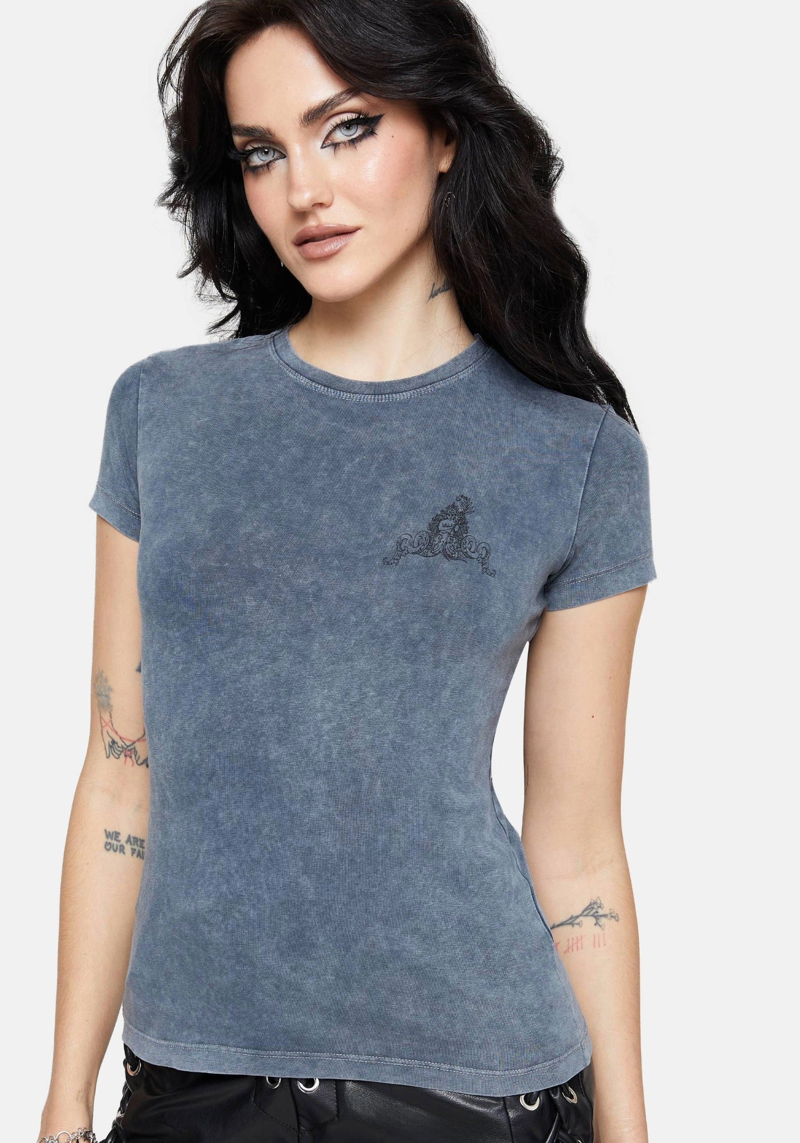 TO4212_KELARIMERMANSHORTSLEEVEDFITTEDTEE_1CROP