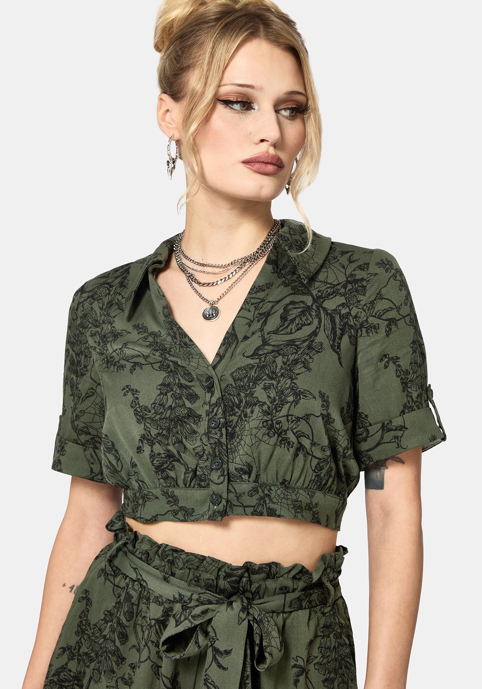 TO4216_ORLAFOXGLOVEPOTIONCROPSHORTSLEEVEDSHIRT_374_58064d6f-9b21-4b37-be9d-cb8c1e2d685c